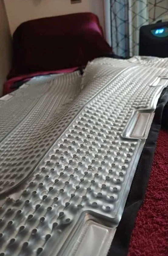 De ice boots van dichtbij, met de kanalen waar het koude water door stroomt